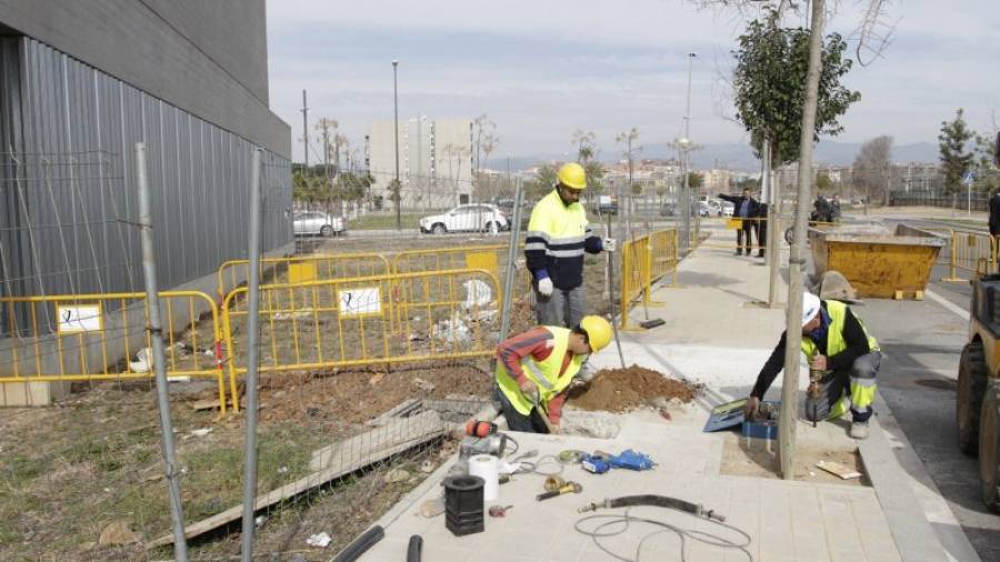 Les obres van començar amb la fibra òptica i la urbanització de la parcel·la ubicada a Mas Iglesias. Foto: Pere Ferré