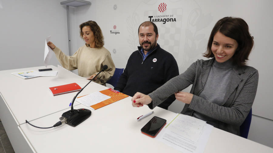 Laia Estrada (CUP), Xavier Puig (ERC) y Carla Aguilar-Cunill (ECP), ayer, en rueda de prensa. FOTO: PERE FERRÉ