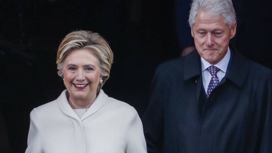 El expresidente estadounidense Bill Clinton y a su esposa, la excandidata demócrata, Hillary Rodham Clinton. FOTO: EFE