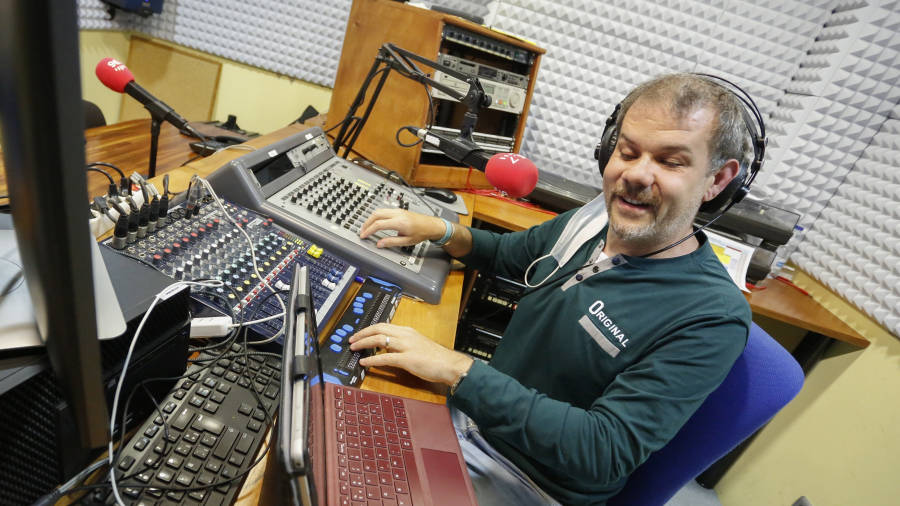 Miguel, en Tarragona Ràdio, donde trabaja en varios programas. FOTO: PERE FERRÉ