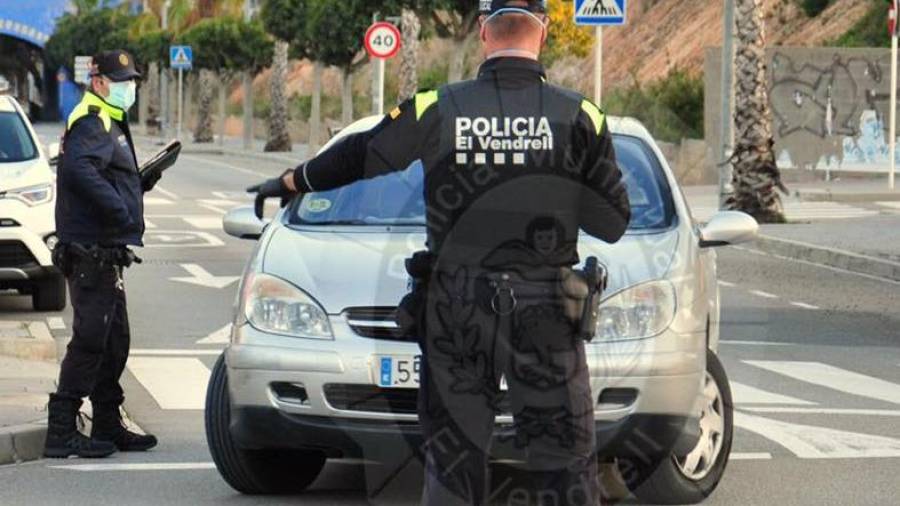 La Polic&iacute;a Local de El Vendrell en un acceso al municipio.