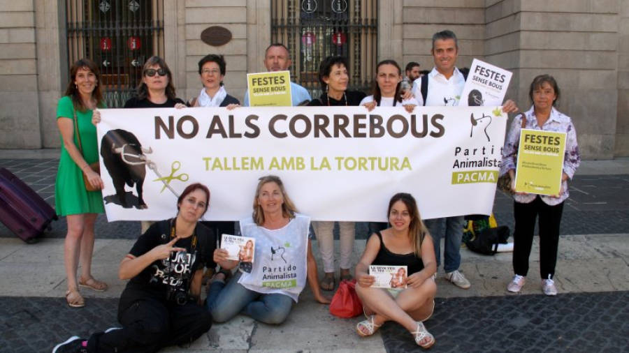 Imatge d'arxiu dels membres de PACMA reunits durant la presentació de campanya per demanar l'abolició dels correbous a Barcelona el passat 22 de juny. Foto: ACN