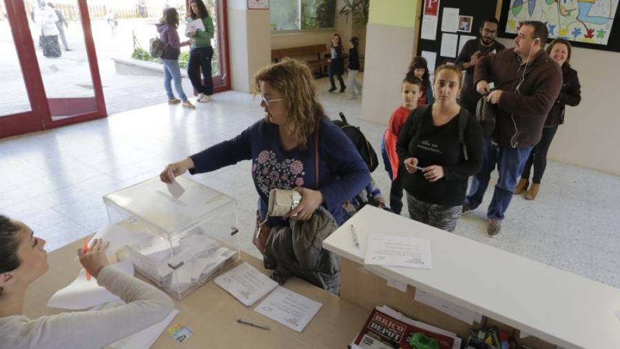 El 'hall' de la Escola Els Àngels acoge largas colas de padres que quieren votar. Foto: Lluís Milián