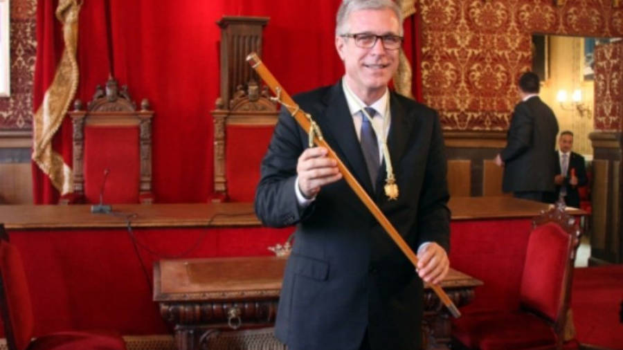 L'alcalde Josep Fèlix Ballesteros amb el bastó d'alcalde després de ser investit en el ple de constitució de l'Ajuntament de Tarragona. Foto:acn