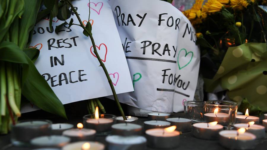 Detalle de unas velas y unos carteles dejados durante una vigilia en honor a las v&iacute;ctimas del ataque terrorista en Manchester. Foto: EFE