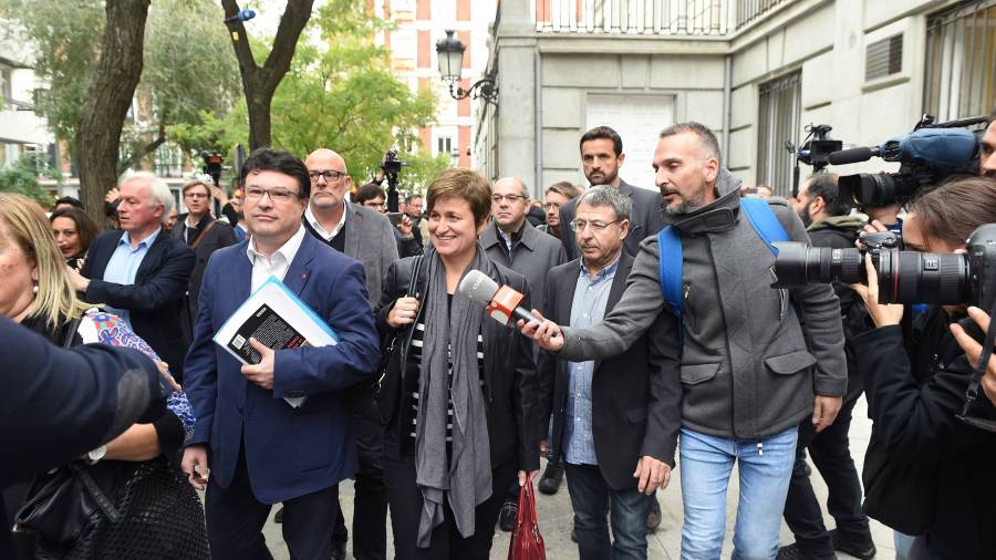 Los miembros de la Mesa del Parlament Joan Josep Nuet y Anna Sim&oacute;, a su llegada al Tribunal Supremo. FOTO: EFE