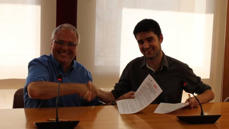 Fèlix Alonso y Jordi Molinera, ayer, en el momento de sellar el pacto para garantizar la gobernabilidad de Altafulla. Foto: Cedida