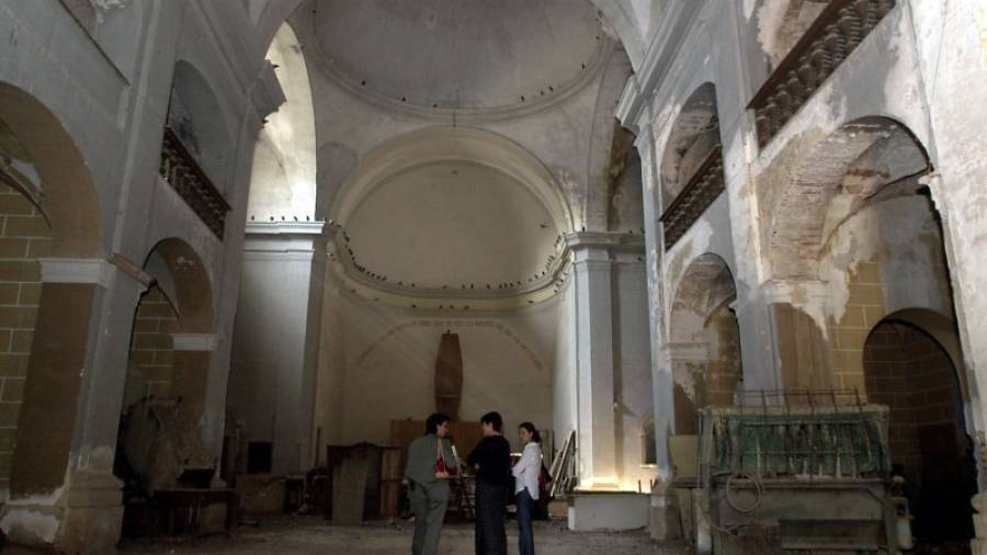 Interior de l\'antiga església de Sant Francesc de Valls durant una intervenció l\'any 2003. Foto: Pere Toda