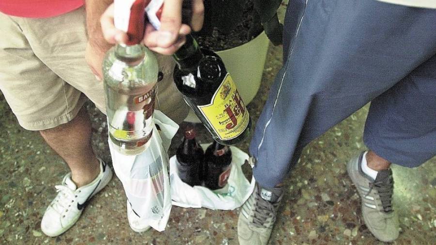 Imagen de archivo de jóvenes con botella de alcohol para hacer un botellón. FOTO: P.T/DT
