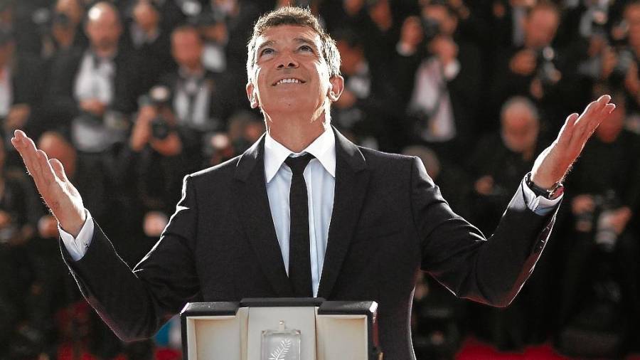 Antonio Banderas tras recoger el premio al mejor actor en Cannes por ‘Dolor y gloria’. FOTO: Ian langsdon