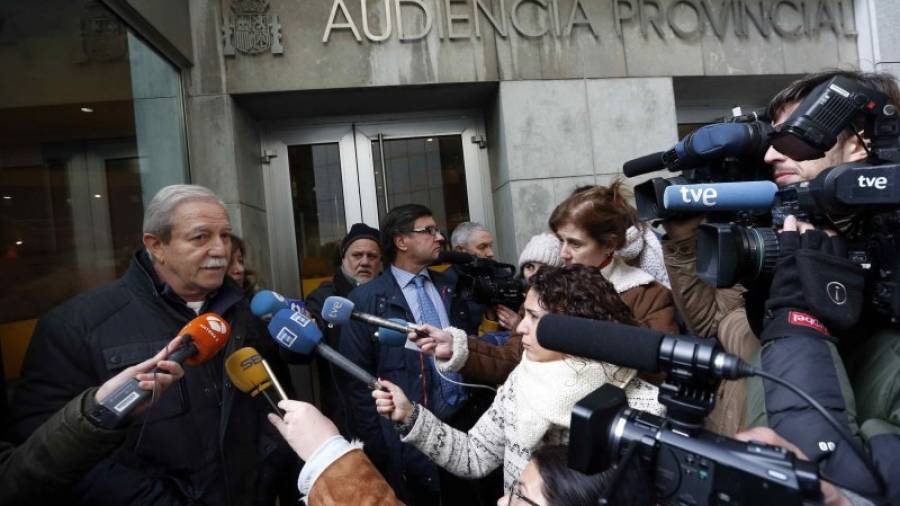 El ex secretario general de UGT-Asturias, Justo Rodríguez Braga, atiende a los medios de comunicación