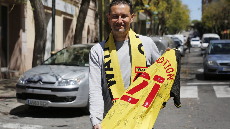 Jordi Abella posa con la camiseta del Watford con el que ha conseguido el ascenso. FOTO: PERE FERRÉ
