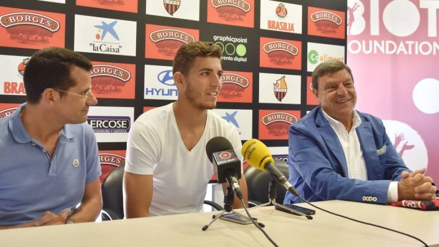 El nuevo central serbio del CF Reus, Babic, de 20 años, fue presentado ayer en la sala de prensa del club. Foto: Alfredo González