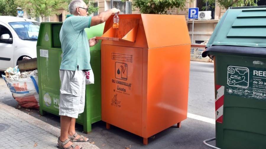En la ciudad hay repartidos un total de 65 contenedores de reciclaje de aceite. Foto: Alfredo González