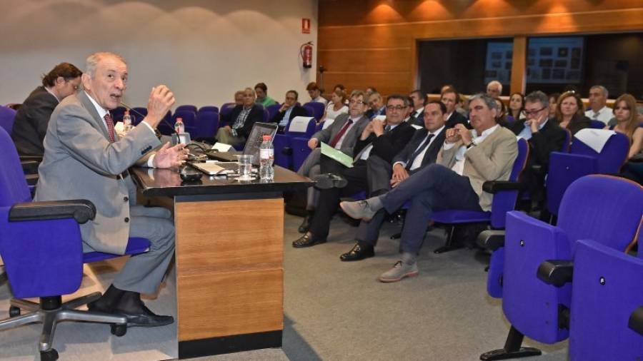 El catedrático en Química, Luis Oro, durante su intervención en la Cambra de Tarragona. Foto: alfredo gonzález