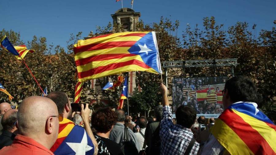 Manifestantes con banderas celebrando la aprobación de la resolución sobre la independencia en el Parlament de Catalunya. Foto: efe