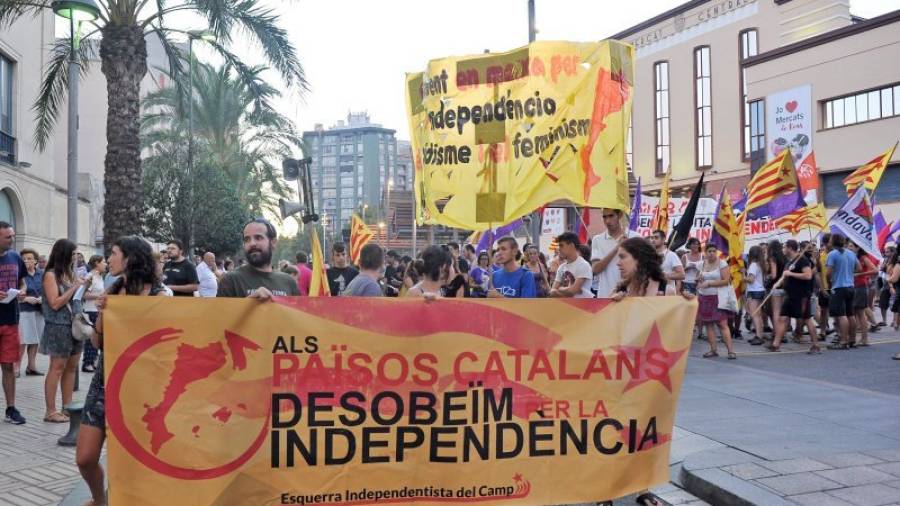 Més d´un centenar de persones van assistir ahir a la manifestació de l´11 de setembre a Reus. Foto: A.González