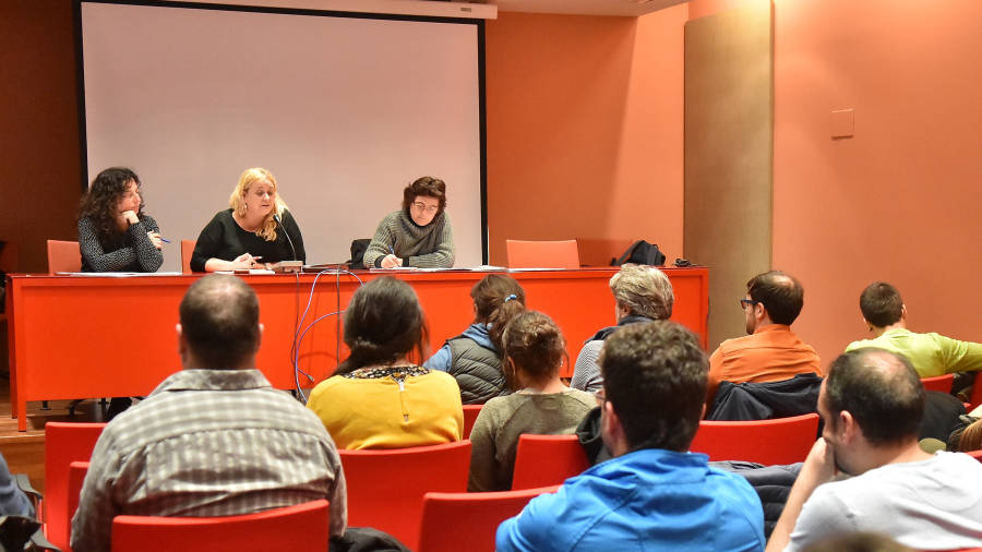 Instants previs a l'inici de la reunió d'ahir entre l'Ajuntament i entitats de la ciutat. FOTO: ALFREDO GONZÁLEZ