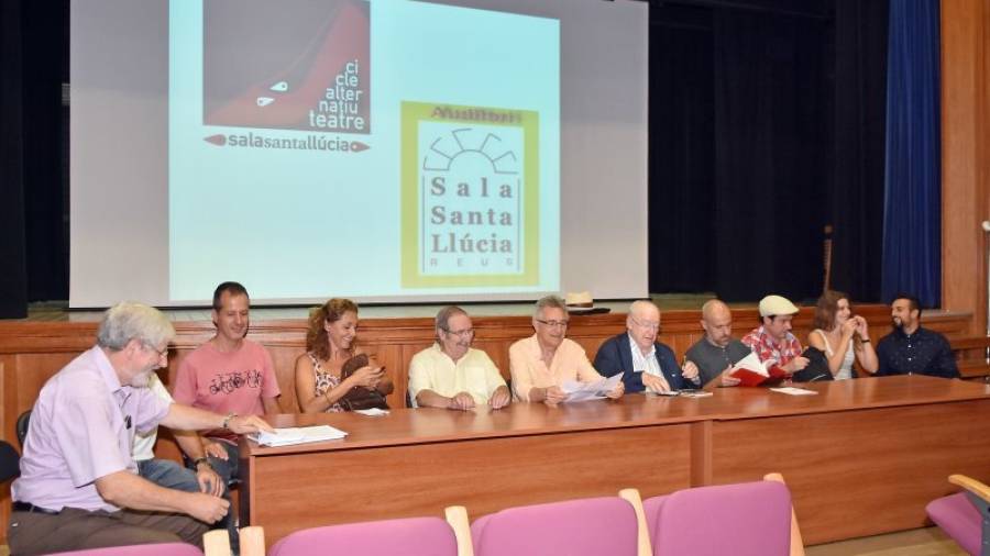 El president de l´entitat, Josep M. Vallès, amb els actors, autors i dramaturgs de les obres. Foto: A. G.