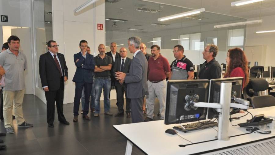 El conseller Jordi Jané (segon esq.) durant la seva visita d´ahir a les instal·lacions de l´Edifici 112. Foto: A.González