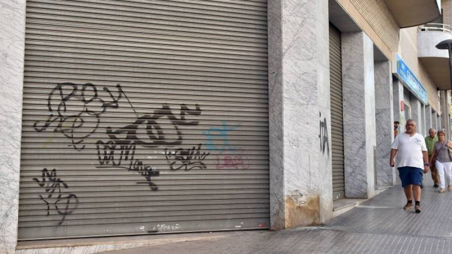 Imatge d'arxiu d'uns grafitis il·legals en una persiana d'uns baixos de Reus. FOTO: ALFREDO GONZÁLEZ/DT