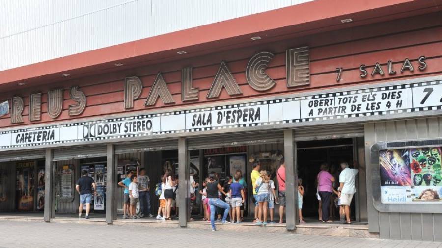 Es frecuente ver colas en los cines Palace Reus. La afluencia de espectadores este verano ha crecido un 15%, según los propietarios. Foto: A. González