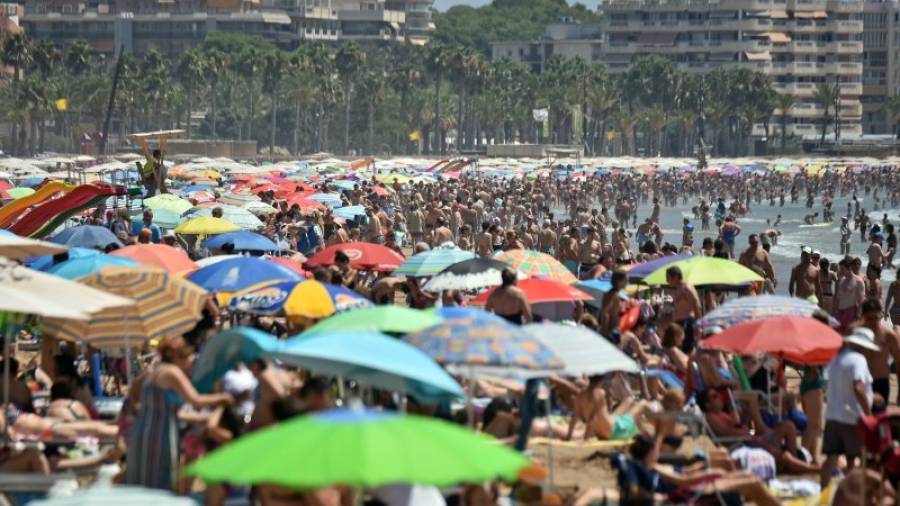 El número de turistas que visitan anualmente las playas Tarraconenses podría disminuir este 2017. Foto: Alfredo González