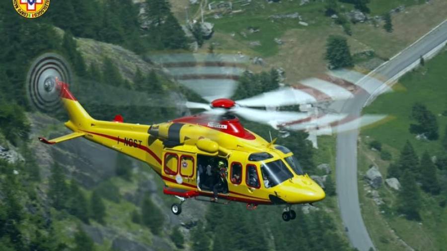 Un helicòpter italià durant les tasques de rescat. Foto: EFE