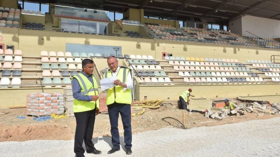 El alcalde de Reus, Carles Pellicer, lideró la inspección a las obras del Estadi Municipal. Foto: Alfredo González