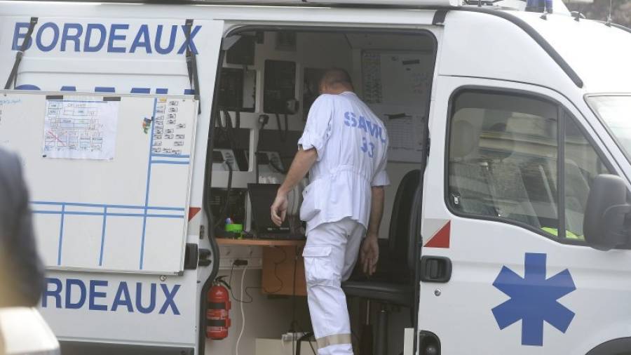 Un médico coordina los servicios de emergencia desde una ambulancia tras un accidente de autobús en Puisseguin cerca de Burdeos en Francia. Foto: EFE