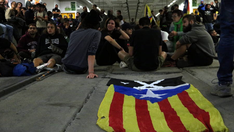 Los manifestantes han cortado las v&iacute;as del AVE en Girona. ACN