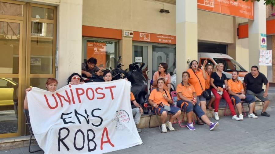 Una docena de empleados de Reus ha concentrado esta mañana delante de la empresa, ubicada en la calle Ample. Foto: Alfredo GonzÁlez