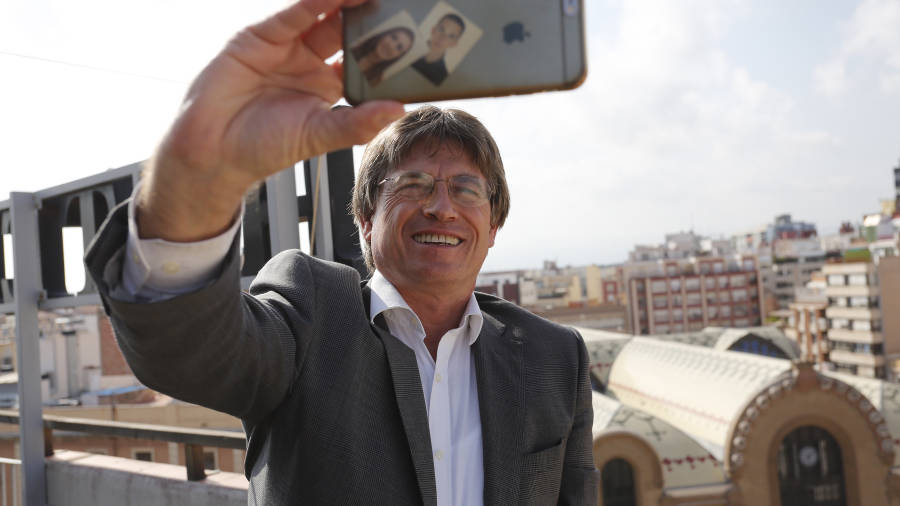 El secretario municipal de Tarragona, haci&eacute;ndose un selfie. Foto: Pere Ferr&eacute;