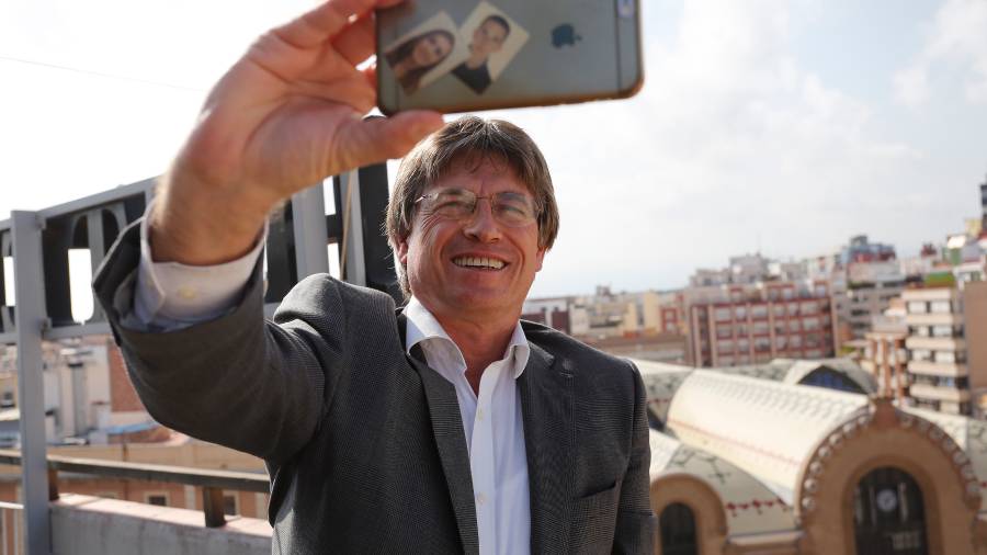 El secretario municipal de Tarragona, haci&eacute;ndose un selfie. Foto: Pere Ferr&eacute;