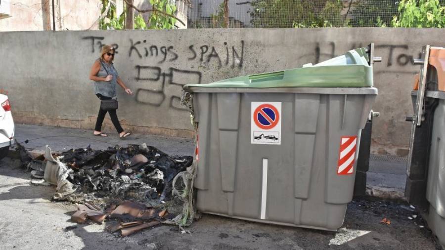 Imagen de uno de los últimos contenedores quemados en la calle Closa de Mestres. Foto: a. gonzález
