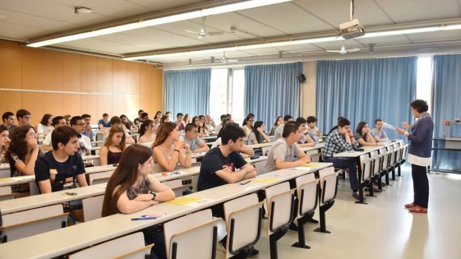 Imagen de las pruebas de acceso a la universidad en la URV. En Tarragona las aprobaron el 96, 5% de los alumnos. Foto: ALFREDO González/DT