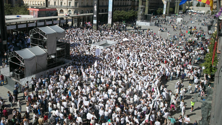 Al voltant de 4.000 persones s'han concentrat avui a la Pla&ccedil;a del Pilar de Saragossa. FOTO: EFE