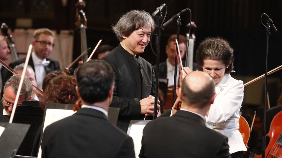 La v&iacute;dua de Casals agradeciendo el trabajo del director de la orquesta, Kazushi Ono. FOTO. PERE FERR&Eacute;