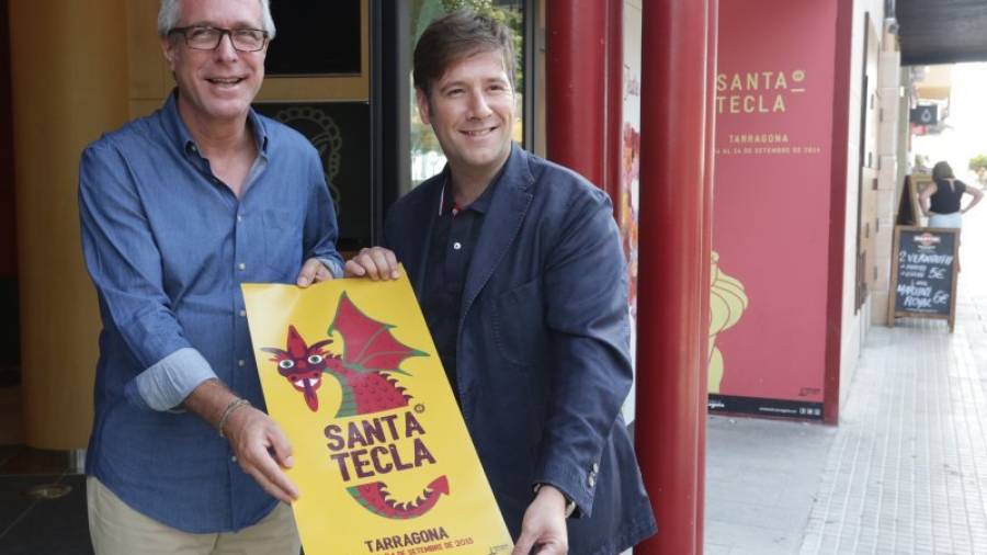 El alcalde Josep Fèlix Ballesteros y el humorista Carlos Latre con al cartel de las fiestas. Foto: LLUÍS MILIÁN