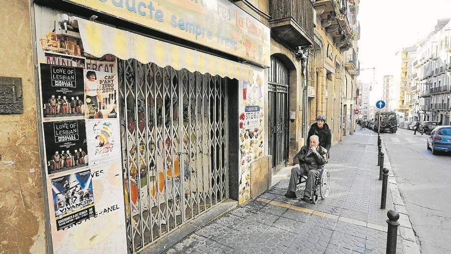 En la calle Apodaca el cierre de comercios ha supuesto un abandono de los locales. FOTO: Pere Ferr&eacute;