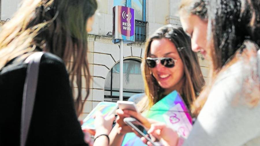 Los móviles y las tabletas son los dispositivos más usados a la hora de conectarse a la red Wi-Fi. Foto: Alba Mariné