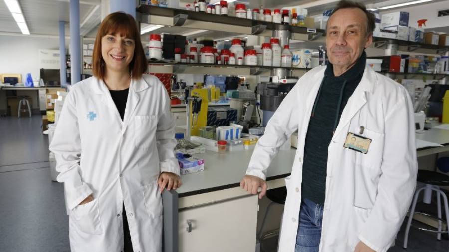 Los investigadores Sonia Fernández-Veledo y Joan Vendrell del Hospital Joan XXIII de Tarragona. Foto: pere ferré