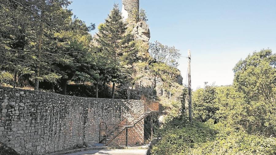 Dalt, la torre de guaita, a partir de la qual es va construir posteriorment el castell. FOTO: &Agrave;NGEL JUANPERE