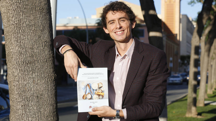 El dietista nutricionista Guillermo Mena-S&aacute;nchez, con su tesis doctoral. FOTO: Pere Ferr&eacute;