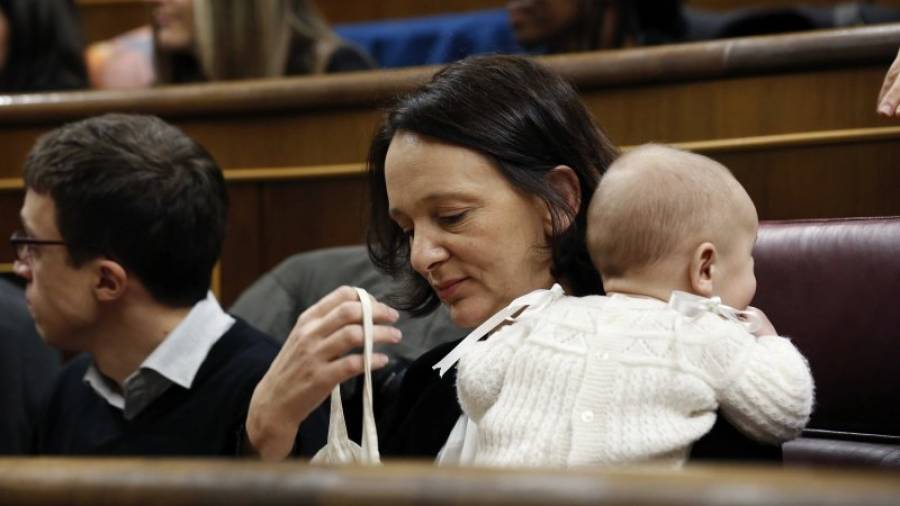 La diputada de Podemos Carolina Bescansa, con su bebé, en su escaño del Congreso donde hoy se celebra la constitución de las nuevas Cortes Generales emanadas de las elecciones generales del pasado 20 de diciembre, que supone la apertu