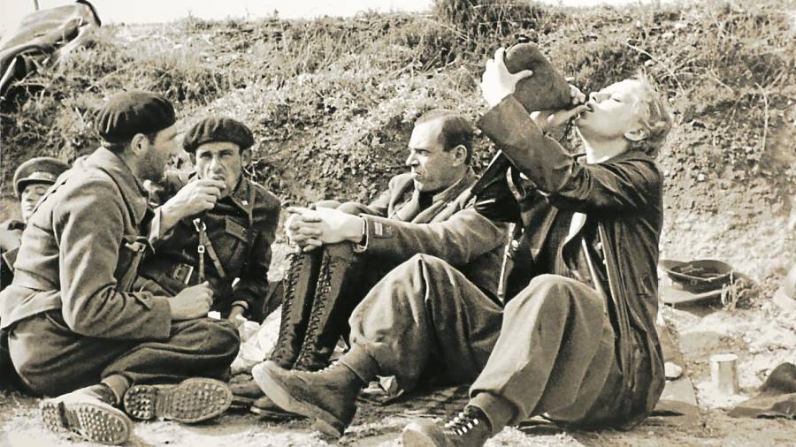Imagen de milicianos republicanos descansando un d&iacute;a cualquiera durante la guerra. FOTO: Pere Ferr&eacute;
