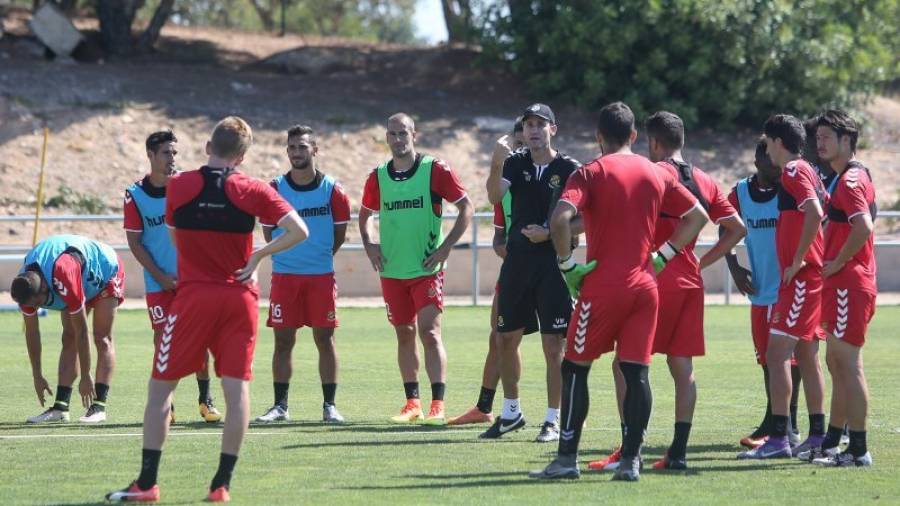 Vicente Moreno da instrucciones a sus jugadores durante una sesión de entrenamiento de esta pretemporada. FOTO: Alba Mariné