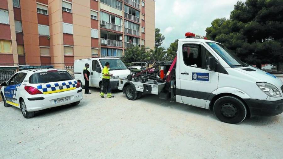 La grúa municipal retirando en el barrio de Sant Salvador una furgoneta dada de baja. Foto: Lluís Milián