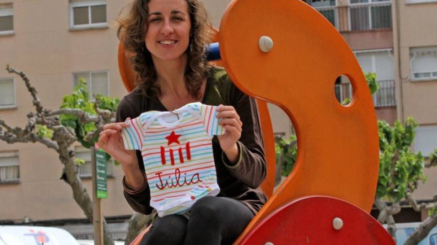 Estrada, en la Plaça Catalunya de Sant Pere i Sant Pau con el regalo que dará a Júlia, la hija de su amiga Laia que nacerá en breve. Foto: Lluís Milián