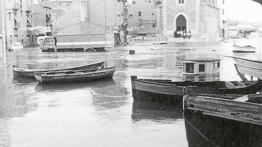La Plaça del Bisbe Bonet y la zona de la iglesia de Sant Pere inundadas el 9 de julio de 1972. FOTO: chinchilla. CENTRE D’IMATGES DE TARRAGONA / L’ARXIU